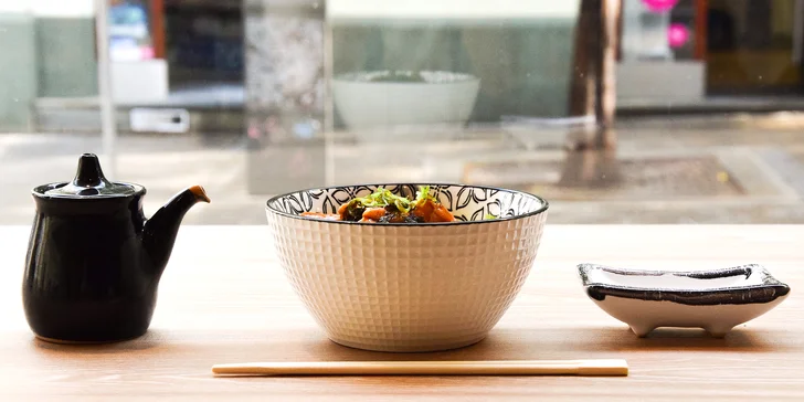 28 ks sushi pro 2 osoby: grilovaný losos, avokádo, okurka i krabí krém