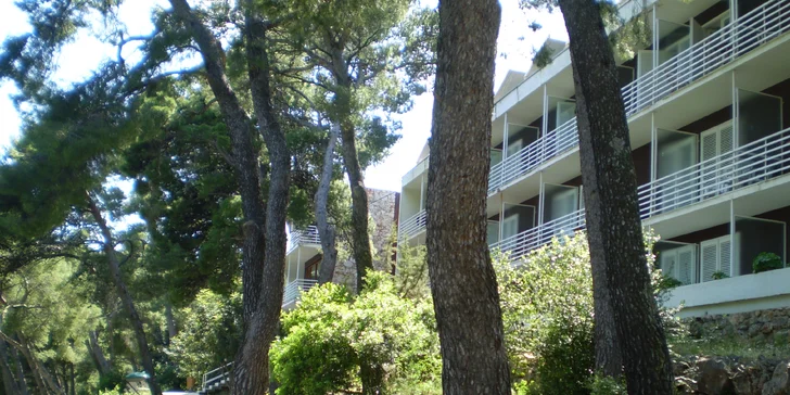 Rodinná dovolená na ostrově Hvar: polopenze, bazény a až 2 děti zdarma