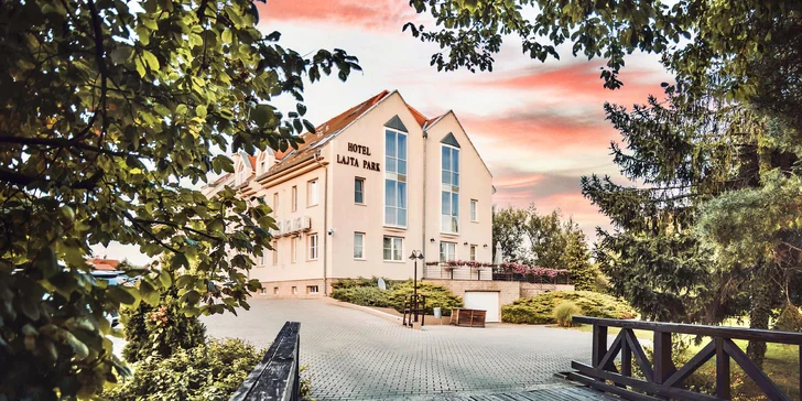 Hotel se nachází v centru městečka. 