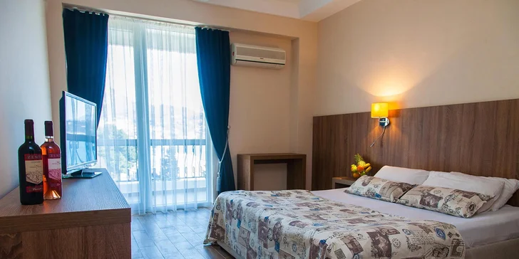 Pobyt v letovisku Sutomore pro pár i rodinu: polopenze a soukromá pláž 100 m od hotelu