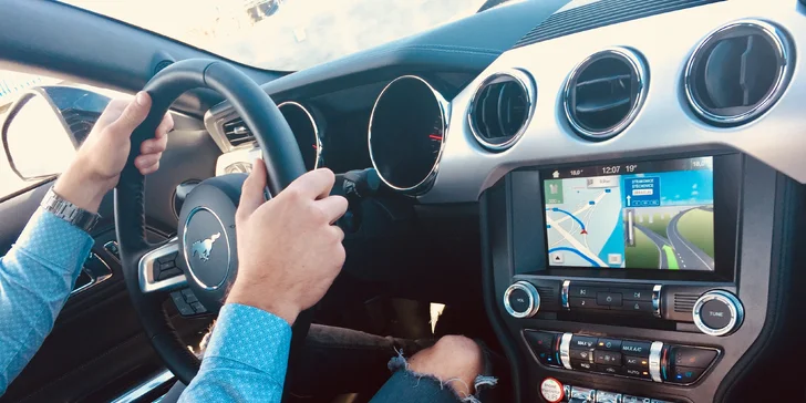 Mustang má automatickou převodovku a můžete si ho půjčit klidně na celý den.