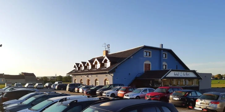 Parkování mají hosté zajištěno u hotelu zdarma.