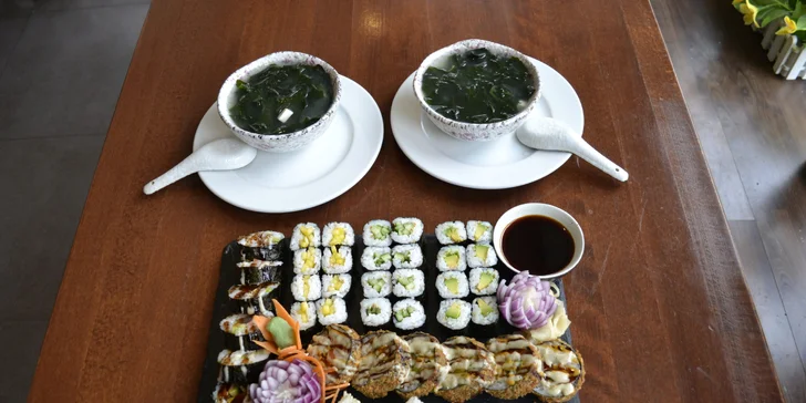 Set s 24–56 kusy sushi včetně miso shiru polévek a jarních vege závitků