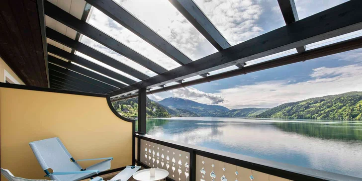 Každý pokoj má balkon s výhledem na vodu. 