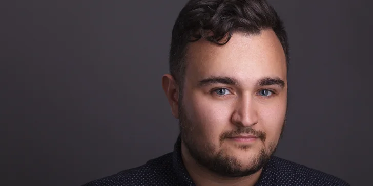 Ateliérové focení business headshotů a portrétu pro jednoho
