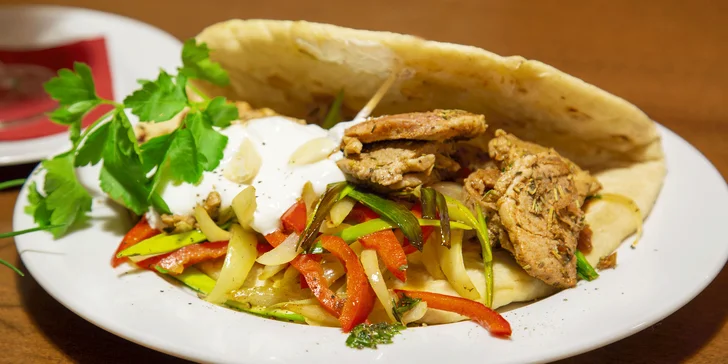 3chodové řecké menu: omeleta s olivami, gyros z panenky a řecký jogurt