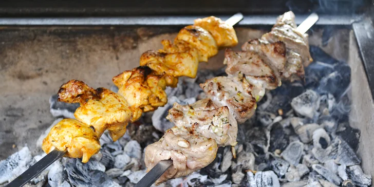 Uzbecké menu pro dva: vege polévka, kuřecí nebo vepřový šašlik a příloha