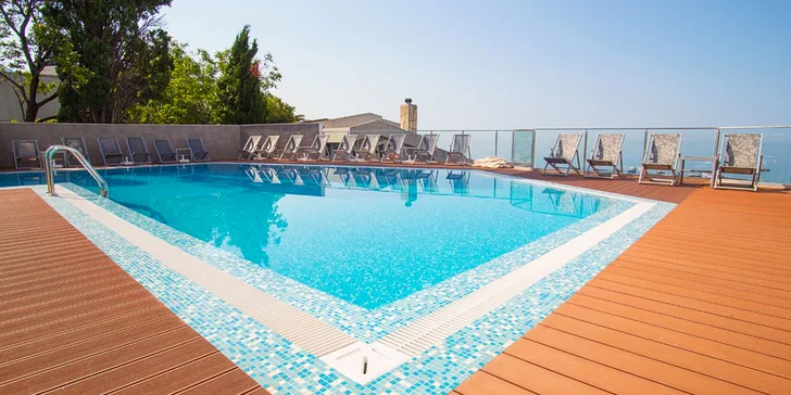 Pobyt v letovisku Sutomore pro pár i rodinu: polopenze a soukromá pláž 100 m od hotelu