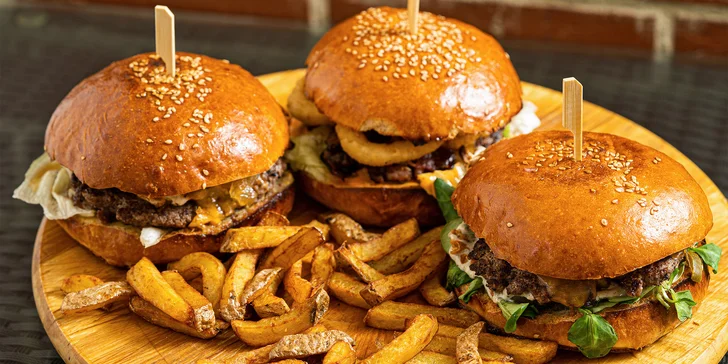 2× šťavnatý burger dle výběru z 10 druhů, 2× Coca-Cola i rozvoz po Brně