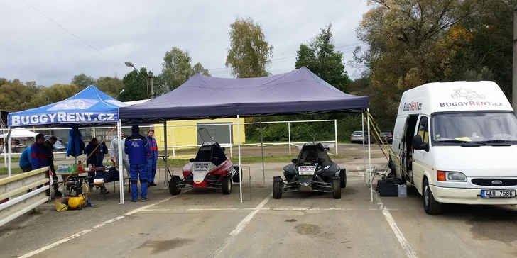 Budou na vás čekat profesionální stroje, které jezdí i mistrovské závody.