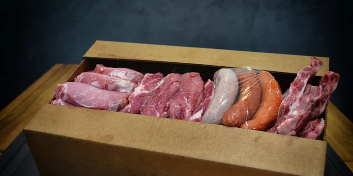 Farmářská bedýnka plná masa: vepřové, klobásy i mleté hovězí na gril