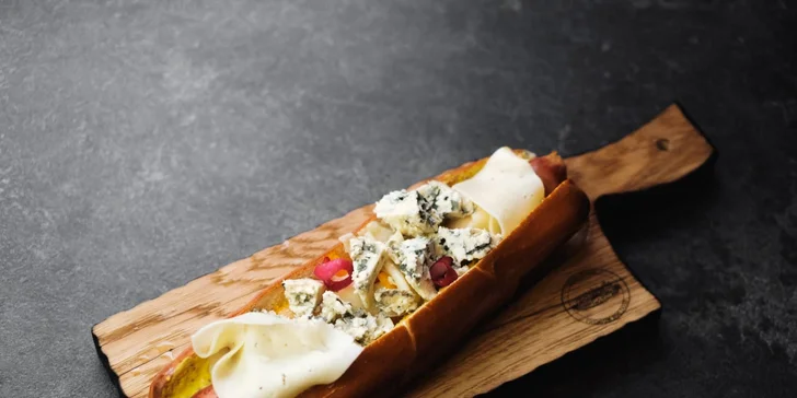 375g hotdog v centru města: s mletým masem, párkem i vege