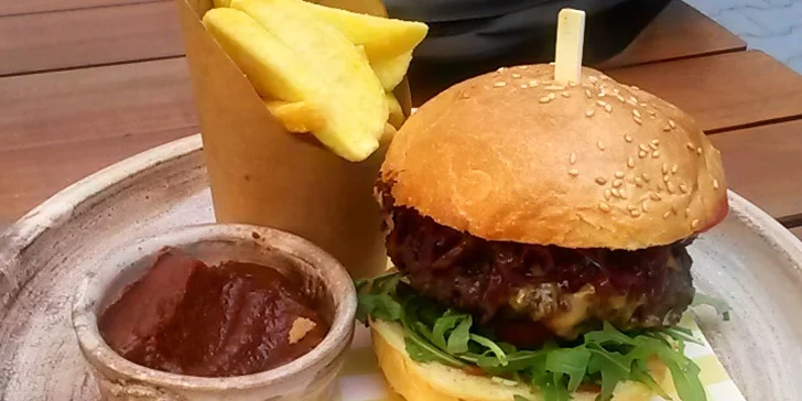 1 nebo 2 šťavnaté burgery, steakové hranolky a salát Coleslaw