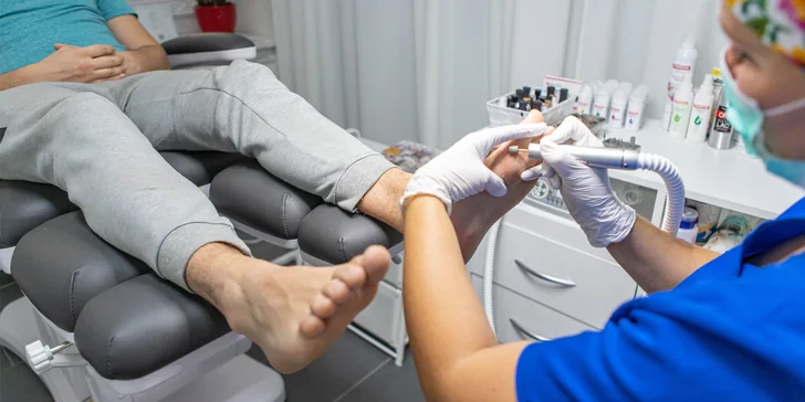 Suchá alebo mokrá pedikúra s diagnostikou a ošetrením problémovej časti