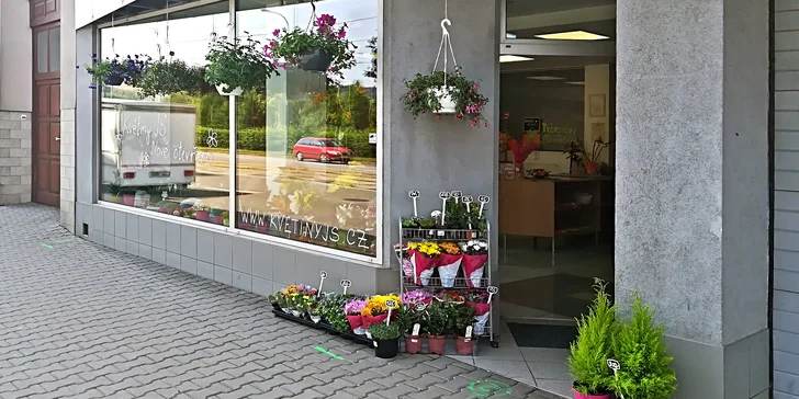 Překvapení, které vykouzlí úsměv na rtech: extra dlouhé růže i celé kytice