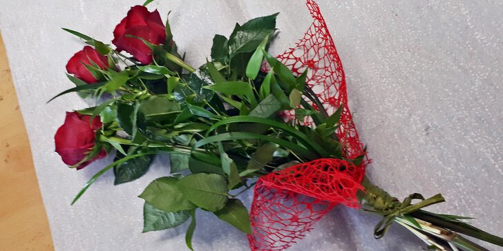 Překvapení, které vykouzlí úsměv na rtech: extra dlouhé růže i celé kytice