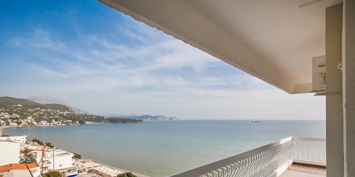 Pobyt v letovisku Sutomore pro pár i rodinu: polopenze a soukromá pláž 100 m od hotelu