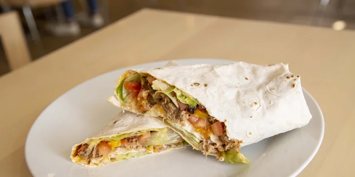 Tortilla dle výběru z 8 druhů, farmářské hranolky nebo coleslaw a dip