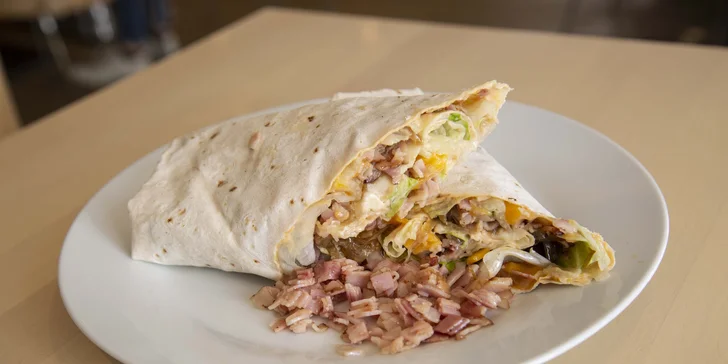 Tortilla dle výběru z 8 druhů, farmářské hranolky nebo coleslaw a dip