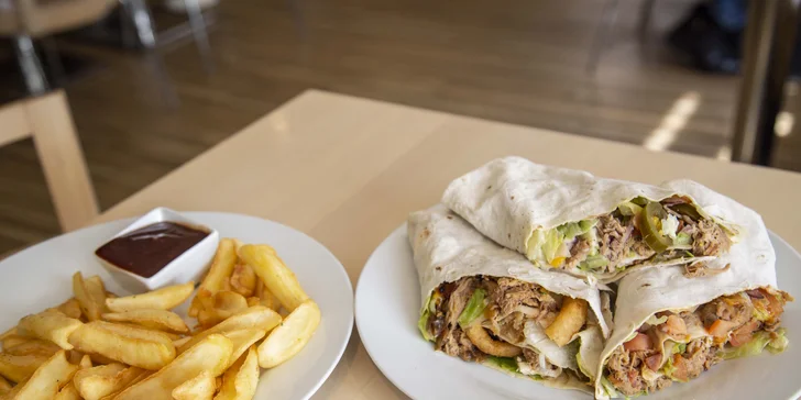 Tortilla dle výběru z 8 druhů, farmářské hranolky nebo coleslaw a dip