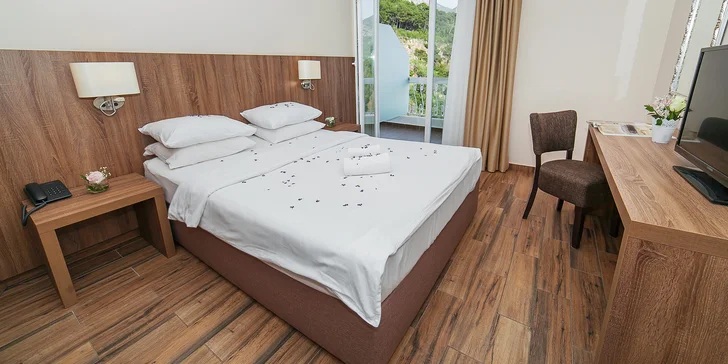 Pobyt v letovisku Sutomore pro pár i rodinu: polopenze a soukromá pláž 100 m od hotelu