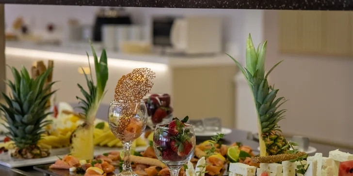 V ceně máte zajištěnou all inclusive stravu, takže si dopřejete mnoho dobrot! Snídaně (7:30–10:00), obědy (12:30–14:30) a večeře (18:30–21:30) jsou formou bufetu.