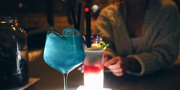 Signature i klasické koktejly nebo domací limonáda podle výběru