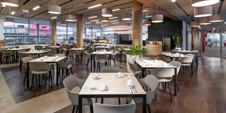 Každé ráno zavítáte do hotelové restaurace na bohaté snídaně a jistě vás potěší i přivítání v podobě malého vína (0,2 l/os.) a slaných oříšků.