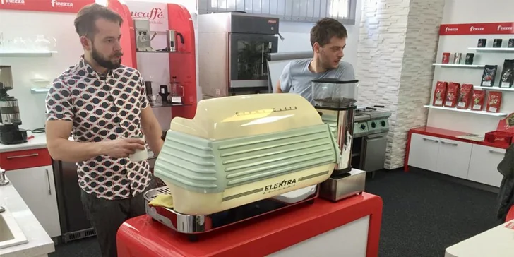 Celodenní kurzy pro začátečníky i pro zájemce o techniku Latte Art probíhají v profesionálním zázemí showroomu FINEZZA CAFFÉ.