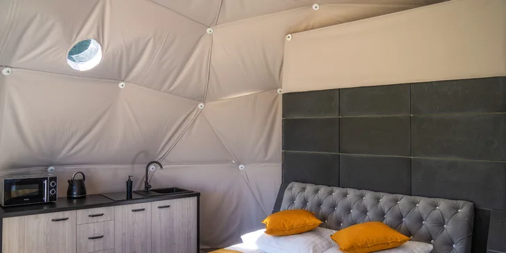 Do 30 m² se vešla prostorná pohodlná postel, dvě křesla se stolkem, vana s výhledem na přírodu, koupelna a WC i vybavený kuchyňský kout s varnou deskou, konvicí a mikrovlnnou troubou.