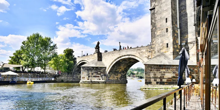 Charles Bridge restaurant se nachází přímo u Karlova mostu.