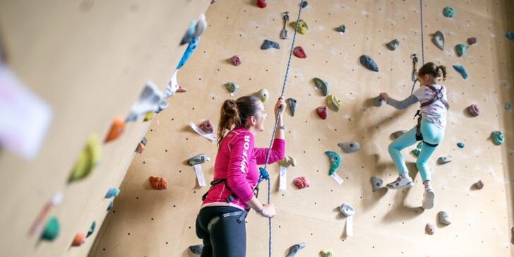Celodenní vstupné na lezeckou stěnu pro dospělé i s dětmi, kromě lezení třeba taky beachvolejbal