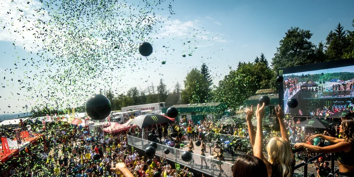 Postavme výtah seniorům: Grand Prix, koncert klasiky i Divadlo Bolka Polívky
