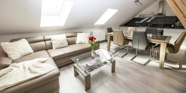 Na výběr je ubytování v apartmá s vířivkou nebo v apartmá s vířivkou a saunou (na fotce apartmán s vířivkou).