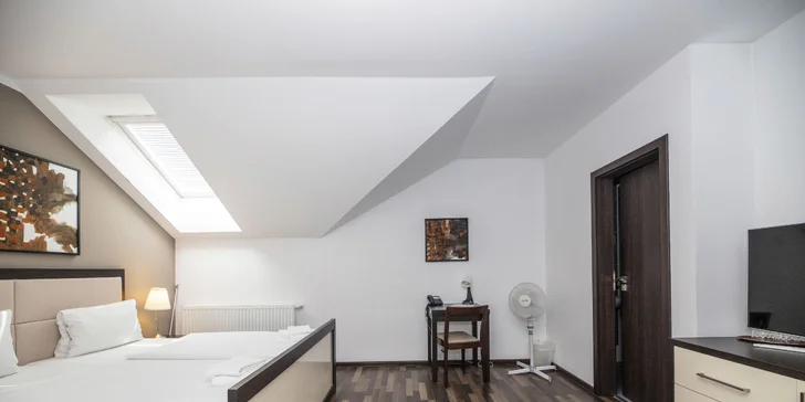 Súčasťou izby je minibar, TV a pripojenie na Wi-Fi.