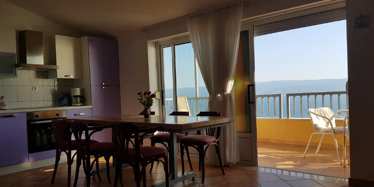 Do Chorvatska s rodinou či přáteli: 7 nocí u Omiše v apartmánu či studiu