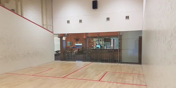 Hodina squashe nebo ricochetu a zapůjčení vybavení pro 2 osoby