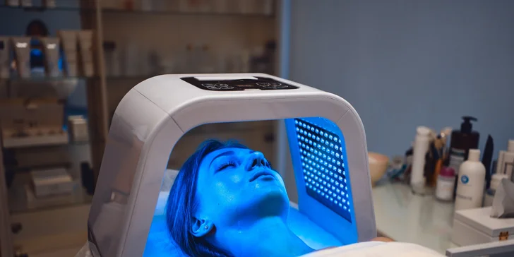 Súčasťou vybraných ošetrení je aj LED svetelná terapia, ktorá pôsobí antibakteriálne a urýchľuje liečivé procesy. 

