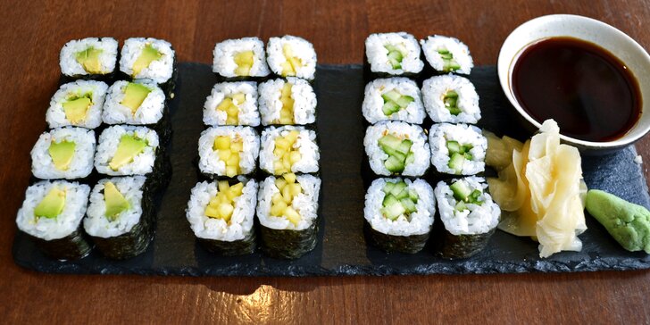 Set s 24–56 kusy sushi včetně miso shiru polévek a jarních vege závitků