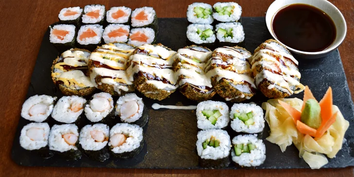 Set s 24–56 kusy sushi včetně miso shiru polévek a jarních vege závitků