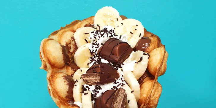 Vafli si můžete nechat nazdobit šlehačkou, sušenkami, Nutellou nebo třeba topingem.