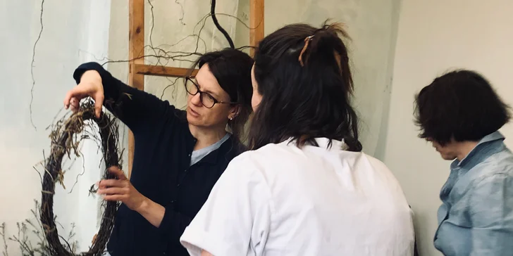 Aranžujte květiny: workshop v uměleckých ateliérech v Pragovce