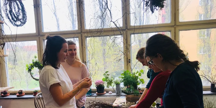 Aranžujte květiny: workshop v uměleckých ateliérech v Pragovce