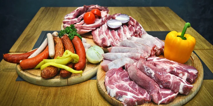 Farmářská bedýnka plná masa: vepřové, klobásy i mleté hovězí na gril