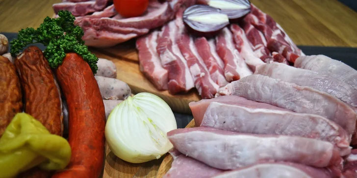Farmářská bedýnka plná masa: vepřové, klobásy i mleté hovězí na gril