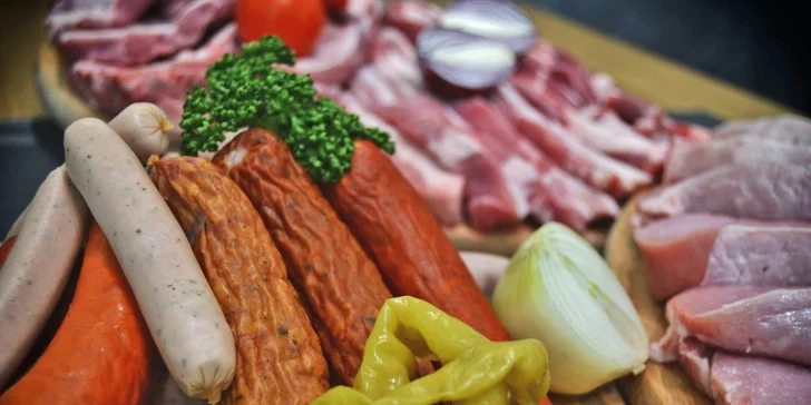 Farmářská bedýnka plná masa: vepřové, klobásy i mleté hovězí na gril