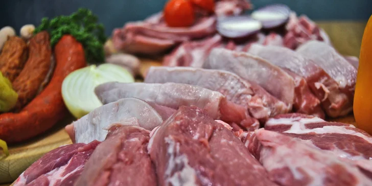 Farmářská bedýnka plná masa: vepřové, klobásy i mleté hovězí na gril