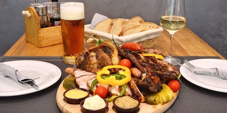 Ta Farma zve ke grilu: 1,2 kg masa i s nápojem a přílohami pro 2 osoby