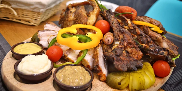 Ta Farma zve ke grilu: 1,2 kg masa i s nápojem a přílohami pro 2 osoby
