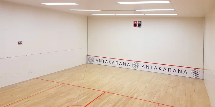 Hodina squashe nebo ricochetu a zapůjčení vybavení pro 2 osoby
